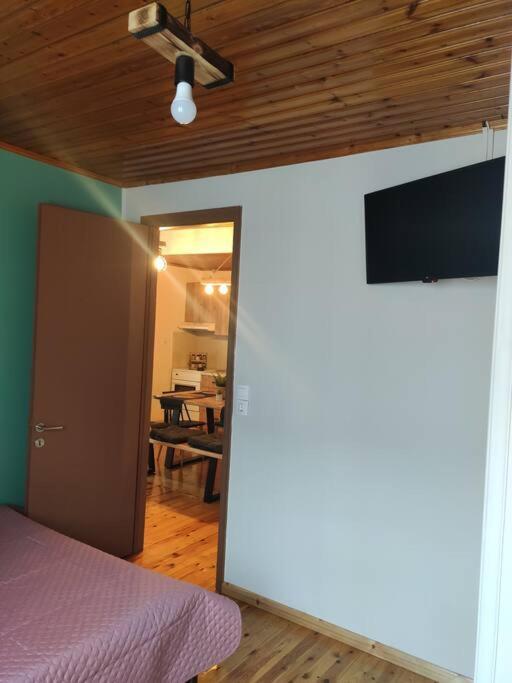 Politis' Wooden House Apartment วาซีลีกี ภายนอก รูปภาพ