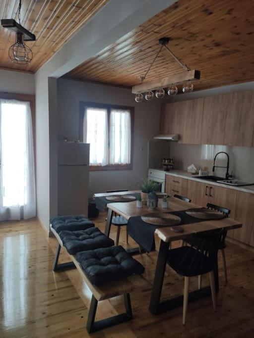 Politis' Wooden House Apartment วาซีลีกี ภายนอก รูปภาพ
